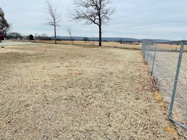 view of yard featuring a rural view