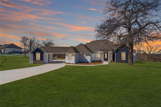 view of front of home featuring a lawn