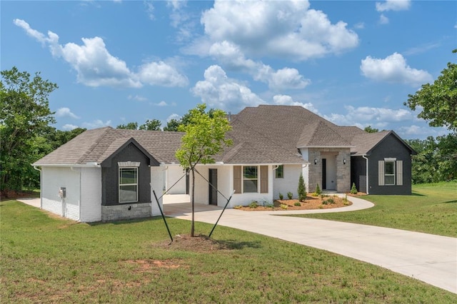 view of front of property featuring a front lawn