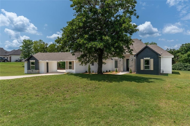 view of front of house featuring a front yard