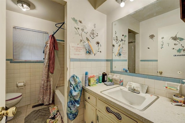 full bathroom featuring tile walls, tile patterned floors, toilet, and shower / bath combo