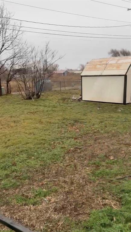 view of yard featuring a storage unit