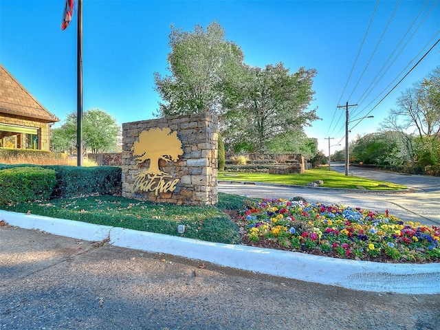 view of community / neighborhood sign