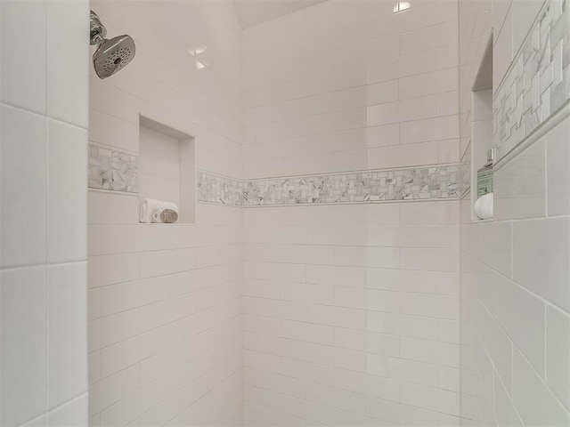 bathroom featuring a tile shower