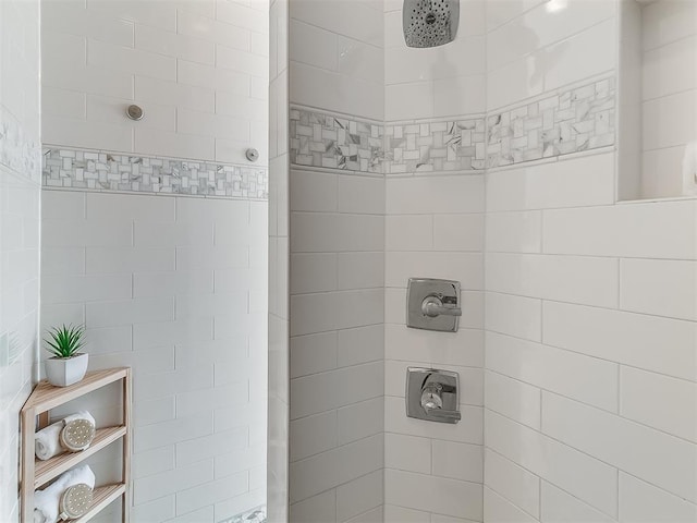 bathroom featuring a tile shower