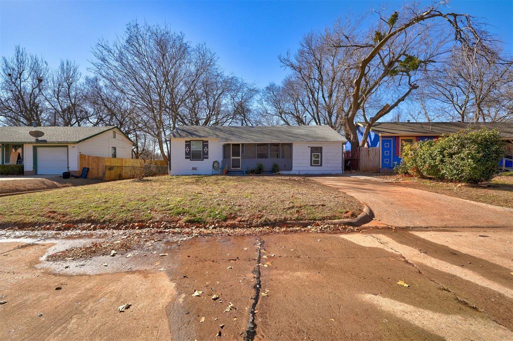 single story home featuring a garage