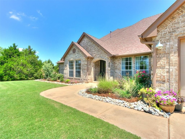 view of front of property with a front yard