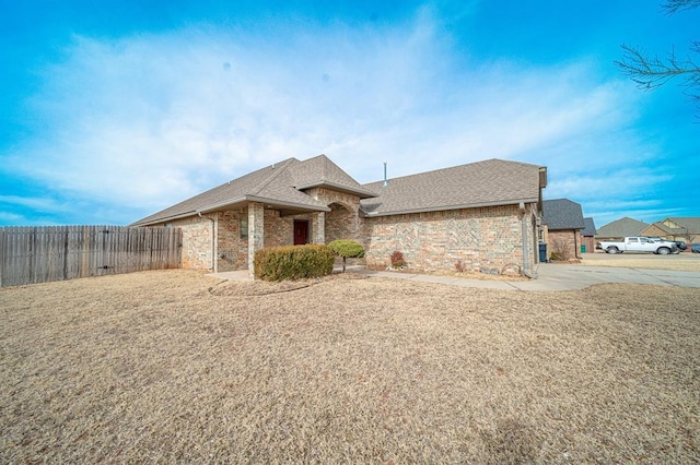 view of front of home featuring a front lawn