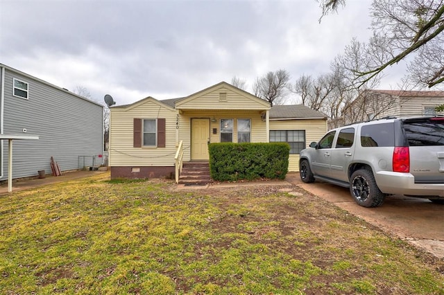 view of front of property featuring a front yard