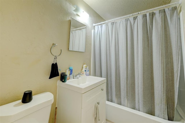 full bathroom featuring vanity, shower / bath combo with shower curtain, a textured ceiling, and toilet