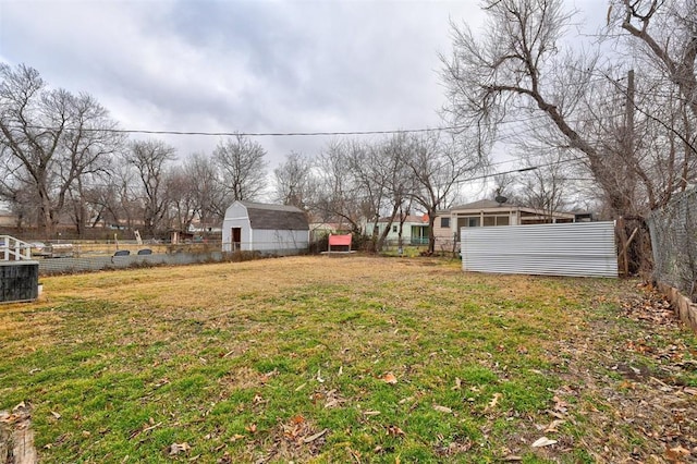 view of yard featuring an outdoor structure