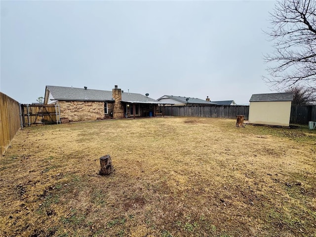 view of yard featuring a shed