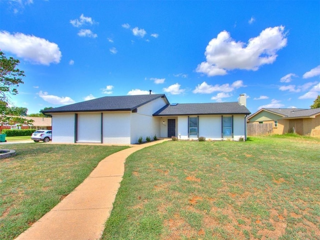 ranch-style home featuring a front lawn