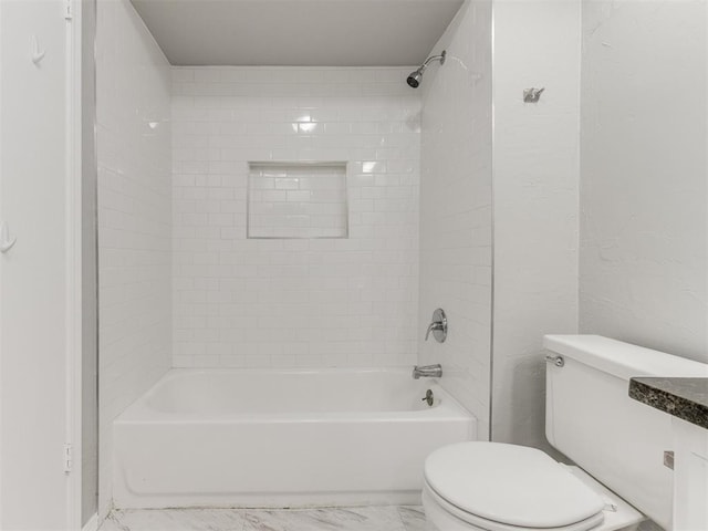 bathroom with tiled shower / bath and toilet