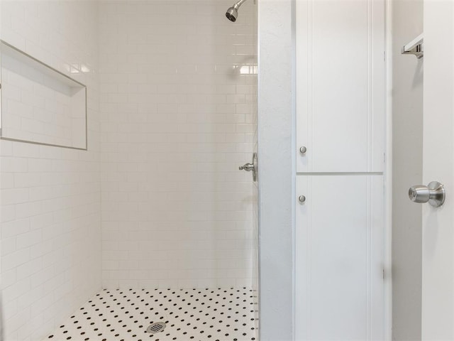 bathroom featuring tiled shower