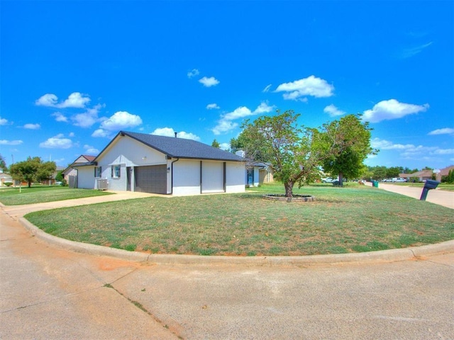 ranch-style house with stucco siding, an attached garage, driveway, and a front yard