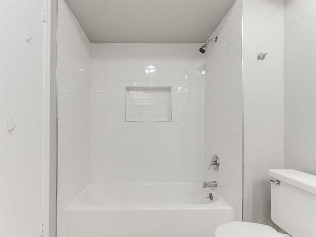 bathroom with toilet and washtub / shower combination