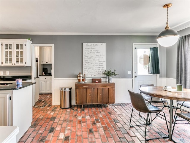 dining area with ornamental molding