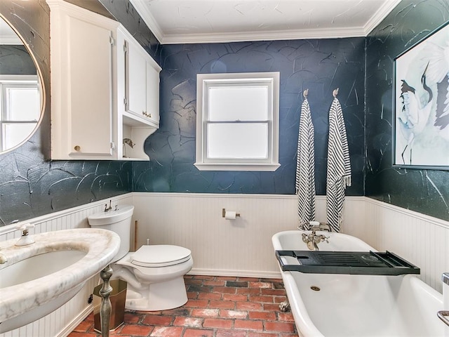 bathroom featuring a tub to relax in, crown molding, a wealth of natural light, and toilet