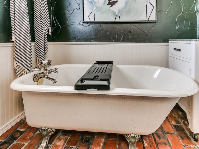 bathroom featuring a washtub