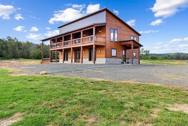 view of front of house featuring a front yard