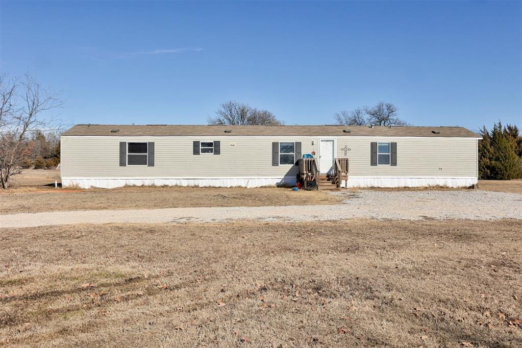 manufactured / mobile home featuring a front lawn