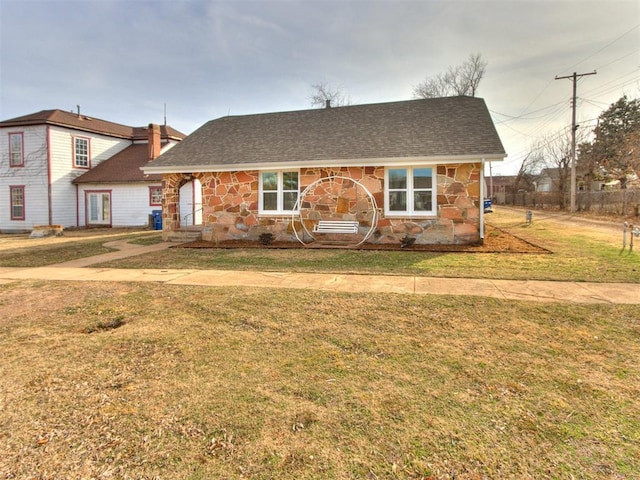 view of front of home featuring a front lawn