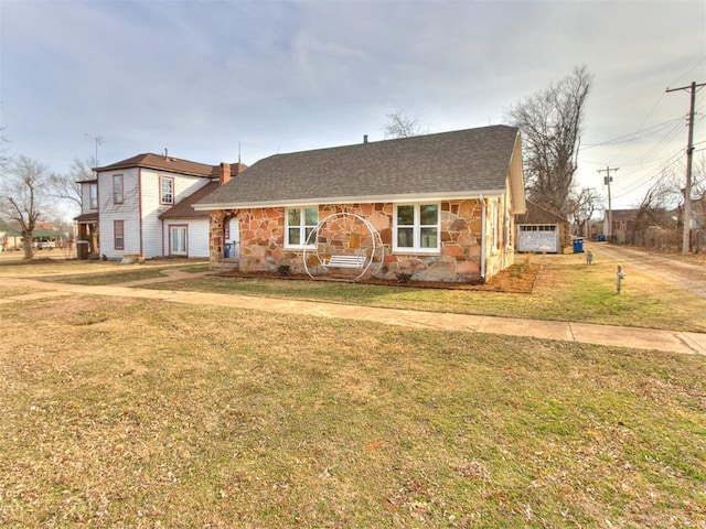 view of front of property featuring a front lawn