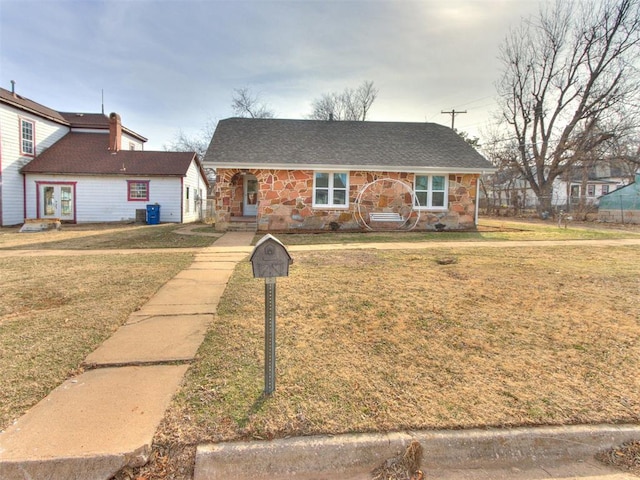 view of front facade featuring a front yard