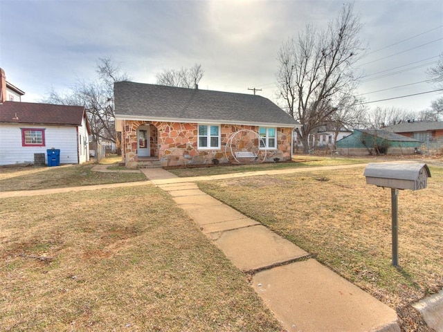 view of front facade with a front lawn