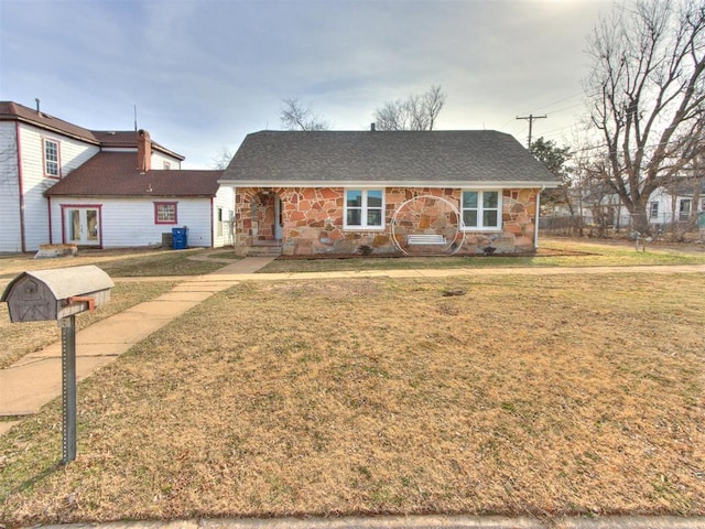view of front facade with a front yard
