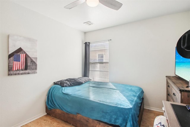 bedroom with ceiling fan