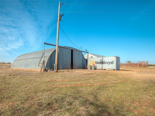 view of yard with an outbuilding