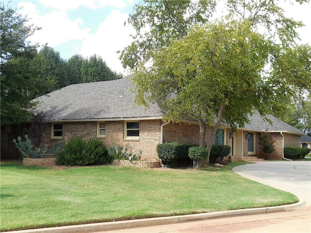 ranch-style home featuring a front lawn