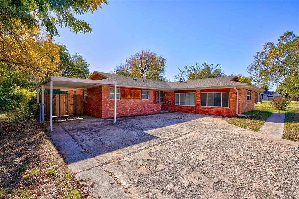 view of front of property featuring a carport