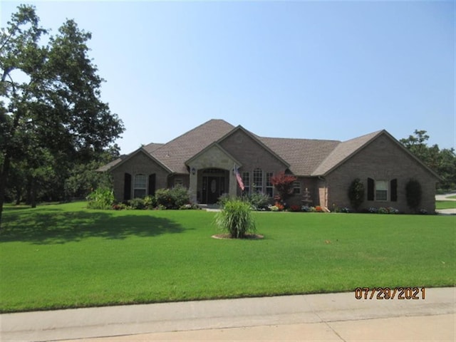 view of front of property featuring a front lawn