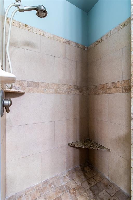 bathroom featuring tiled shower