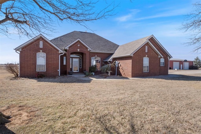 view of front of house featuring a front lawn