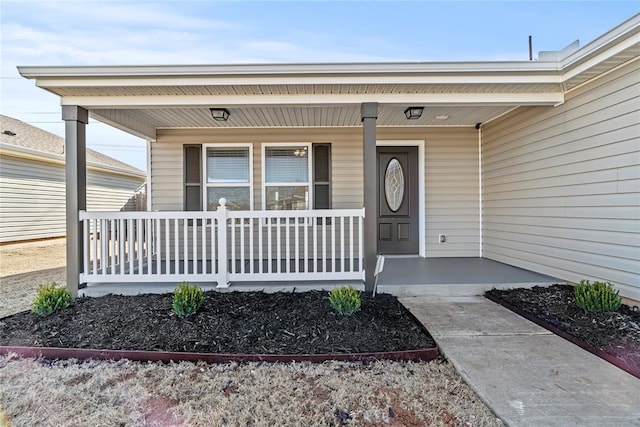 entrance to property featuring covered porch