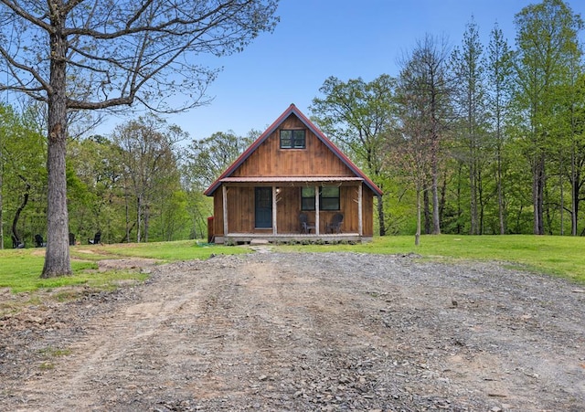 view of front of home featuring a front yard