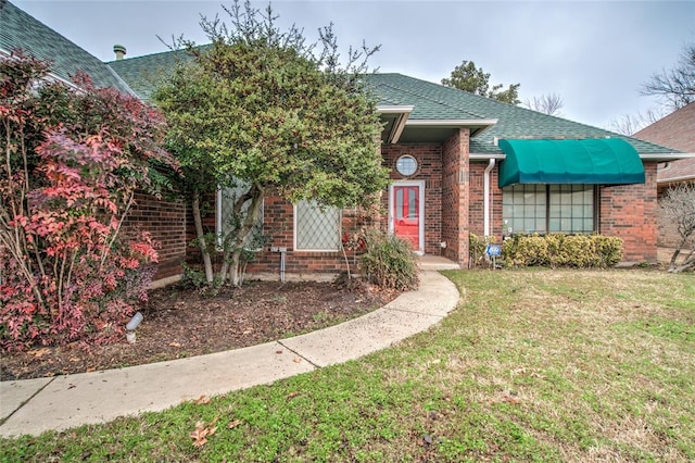 view of front of home with a front lawn