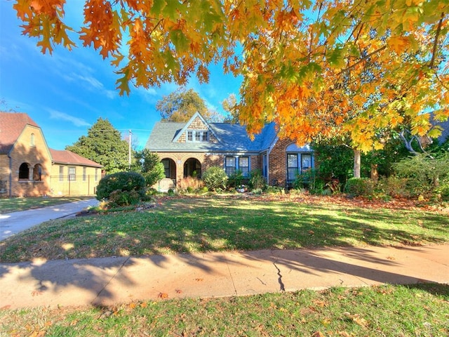 view of front of property featuring a front yard