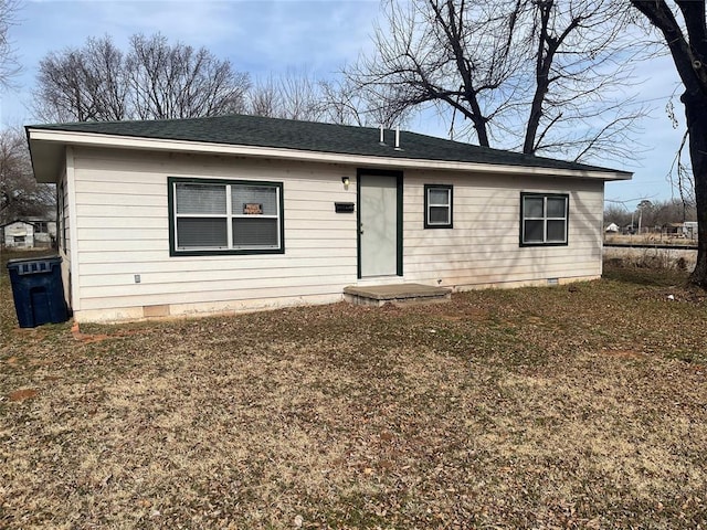 view of front of property featuring a front lawn