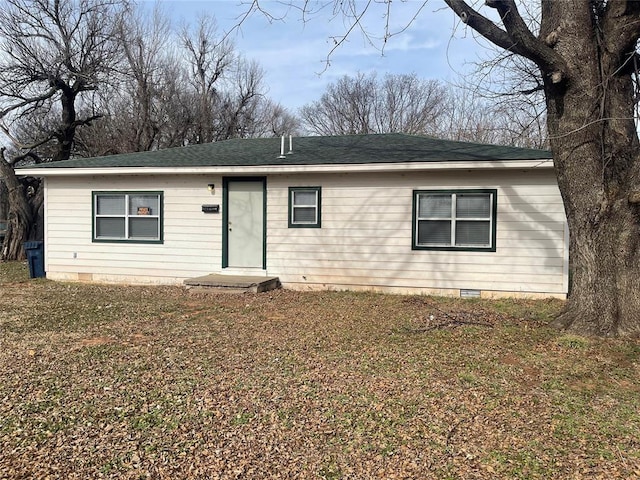 single story home with a front lawn