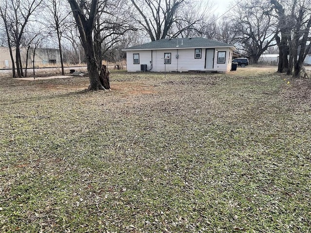 view of yard featuring central AC unit