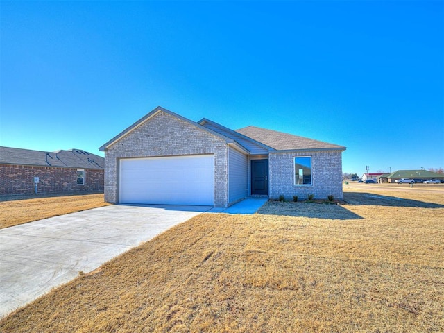 view of front facade featuring a garage and a front lawn