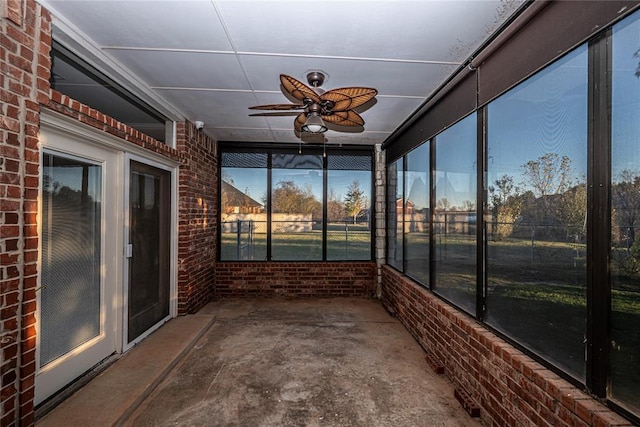 unfurnished sunroom with a wealth of natural light and ceiling fan