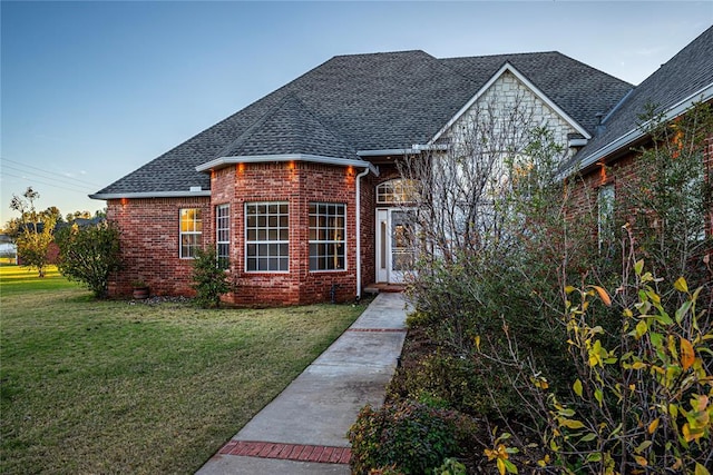 view of front of home featuring a front lawn