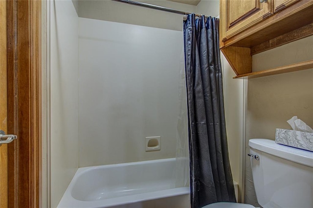 bathroom featuring toilet and shower / tub combo