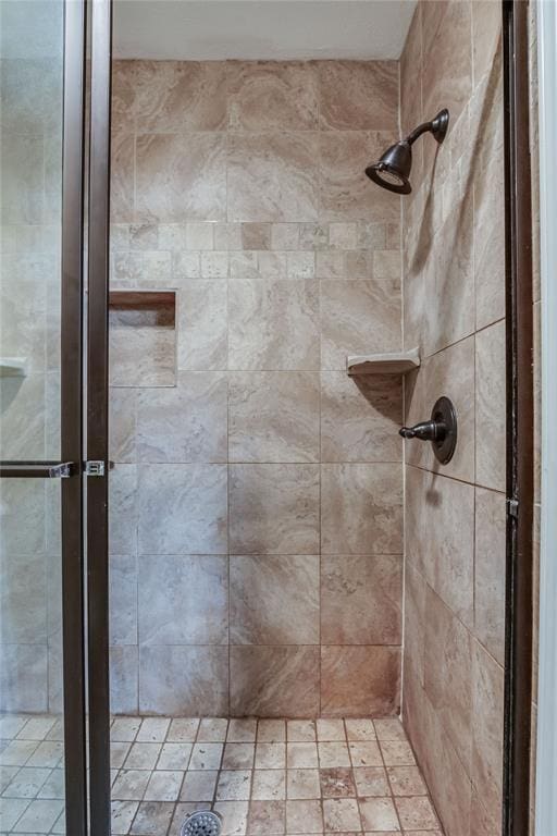 bathroom featuring a tile shower